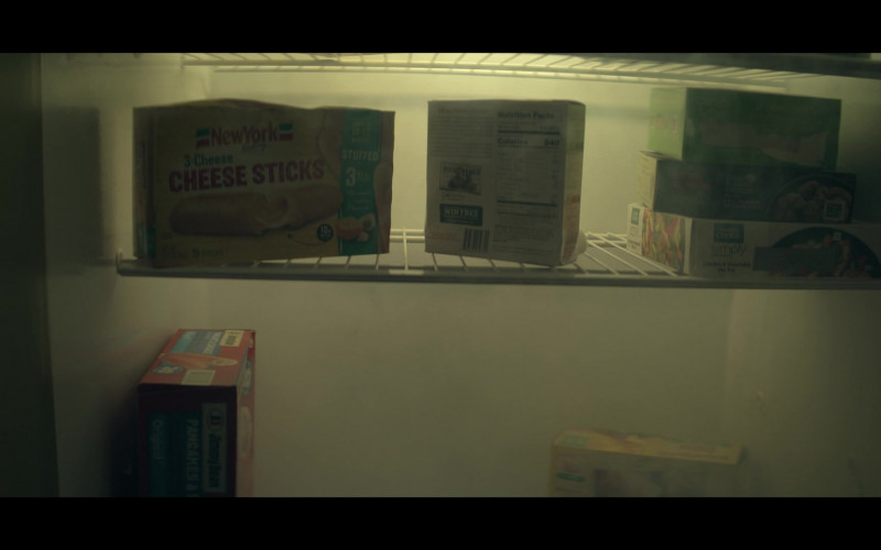 New York Bakery Three Cheese Breadsticks and Jimmy Dean in Doom Patrol S04E08 "Fame Patrol" (2023)