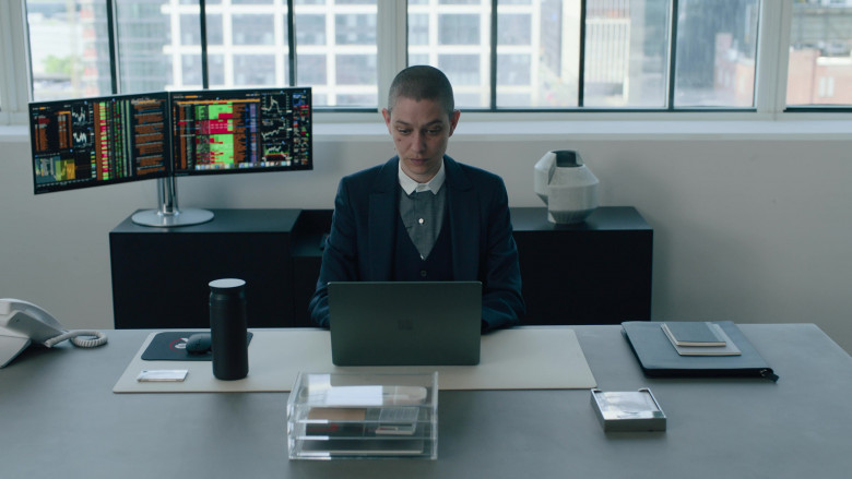 Bloomberg Terminals and Microsoft Surface Laptop in Billions S07E12 "Admirals Fund" (2023) - 422753
