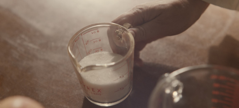 Pyrex Measuring Cup in Lessons in Chemistry S01E04 "Primitive Instinct" (2023) - 423459