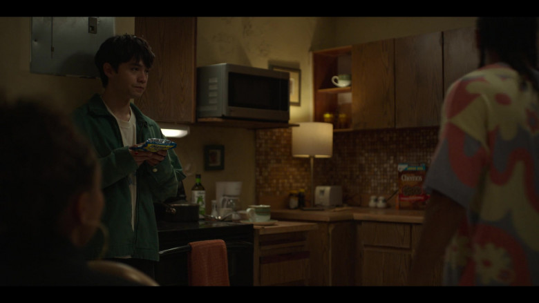 Maruchan, Chosen Foods Avocado Oil, General Mills Cheerios Cereal in Neon S01E02 "Opening Up" (2023) - 417249