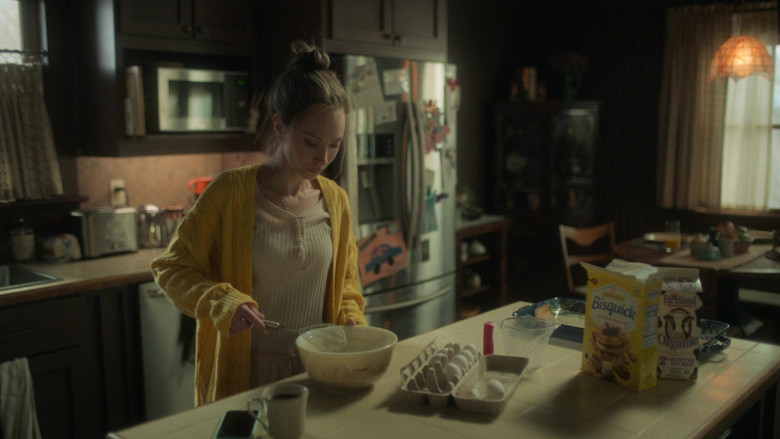Betty Crocker Bisquick and Farmland Organic Milk in Fargo S05E01 "The Tragedy of the Commons" (2023) - 434698