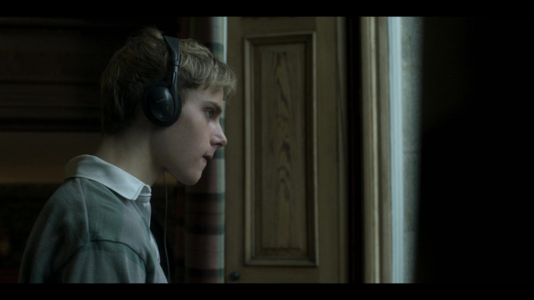 Sony Headphones in The Crown S06E04 "Aftermath" (2023) - 432941
