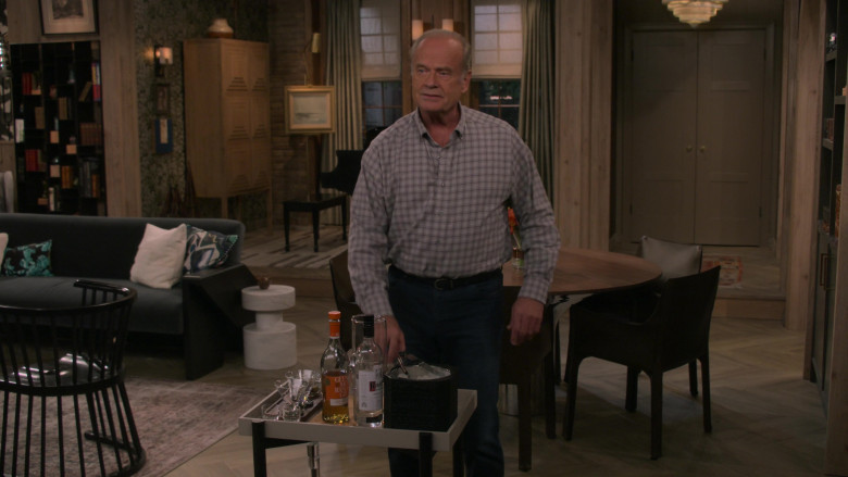 Glenmorangie Whisky and Ketel One Vodka in Frasier S01E07 "Freddy's Birthday" (2023) - 431066