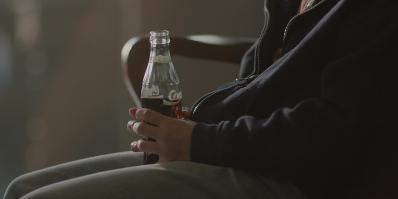 Coca-Cola Soda Bottle in The Morning Show S03E10 "The Overview Effect" (2023) - 428533