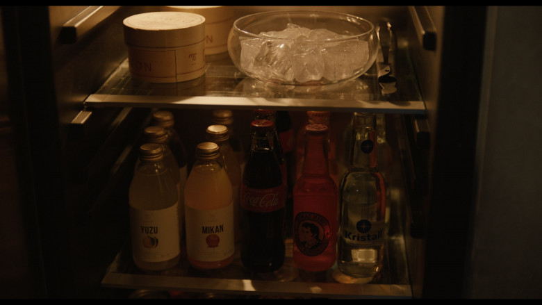 Kimino Drinks, Coca-Cola, Thomas Henry Tonic in A Murder at the End of the World S01E03 "Chapter 3: Survivors" (2023) - 433910