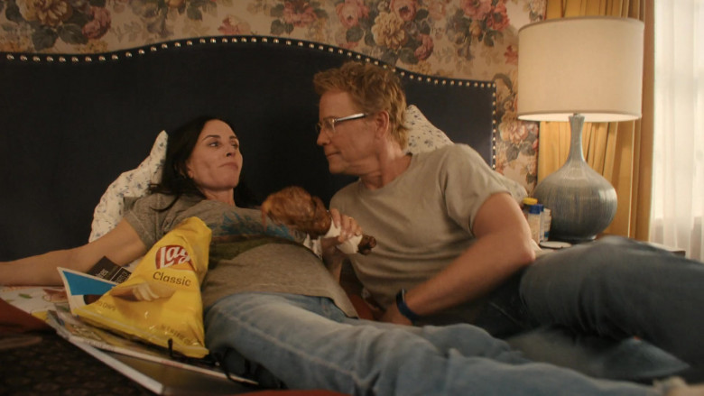 Lay's Classic Potato Chips in Shining Vale S02E06 "Chapter 14: What's the Matter with Sandy?" (2023) - 432106