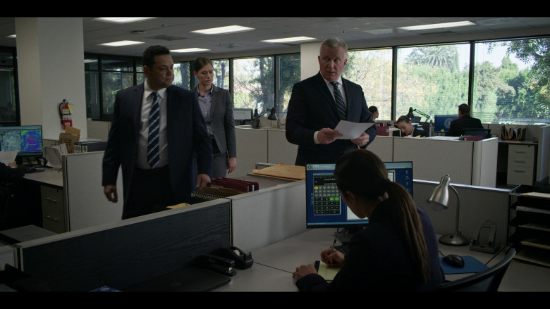 Dell Computer Monitor in Bosch: Legacy S02E10 "A Step Ahead" (2023) - 429334