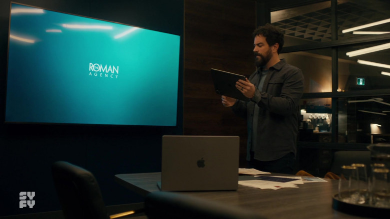 Apple MacBook and iPad in SurrealEstate S02E06 "Set Your Flag on Fire" (2023) - 429736