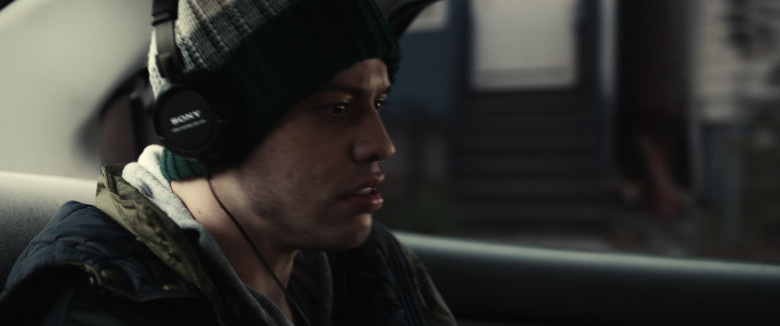 Sony Headphones of Pete Davidson as Kevin Gill in Dumb Money (2023) - 427222