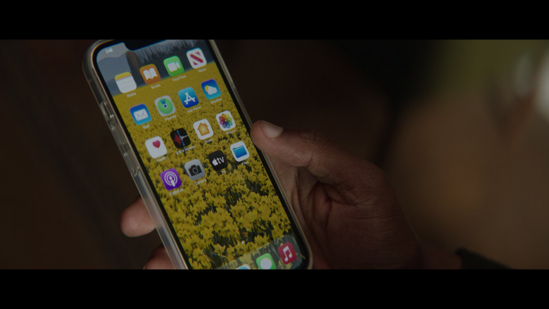 Apple iPhone Smartphone in Black Cake S01E05 "Mother" (2023) - 431049