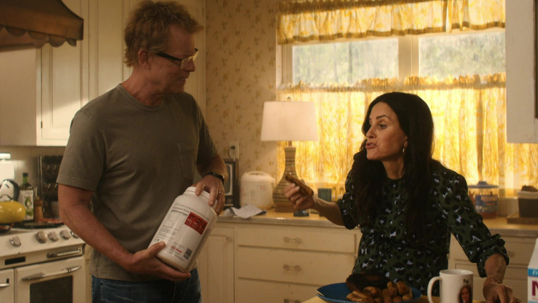 Chosen Foods Avocado Oil and Red Vines in Shining Vale S02E06 "Chapter 14: What's the Matter with Sandy?" (2023) - 432093