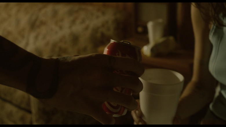Coca-Cola Soda Cans in A Murder at the End of the World S01E04 "Chapter 4: Family Secrets" (2023) - 436833