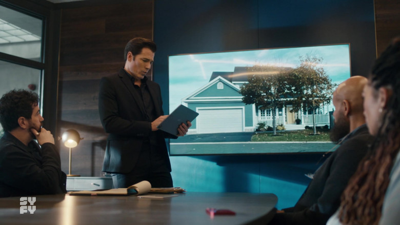 Apple iPad Tablet in SurrealEstate S02E06 "Set Your Flag on Fire" (2023) - 429725