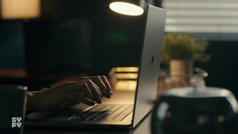 Apple MacBook Laptops in SurrealEstate S02E08 "Let Sleeping Dogs Lie" (2023) - 436045