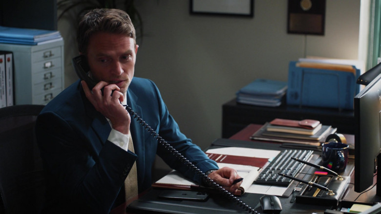 Apple iPhone Smartphone of Wilson Bethel as Mark Callan in All Rise S03E20 "Sometimes Truth Is Stranger Than Fiction" (2023) - 435676