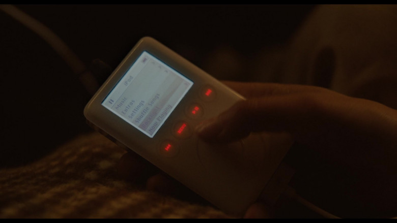 Apple iPod Player in A Murder at the End of the World S01E01 "Chapter 1: Homme Fatale" (2023) - 430381