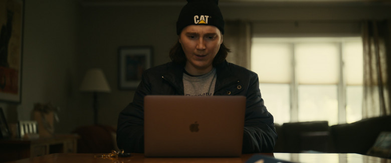 CAT (Caterpillar) Beanie and Apple MacBook in Dumb Money (2023) - 426264