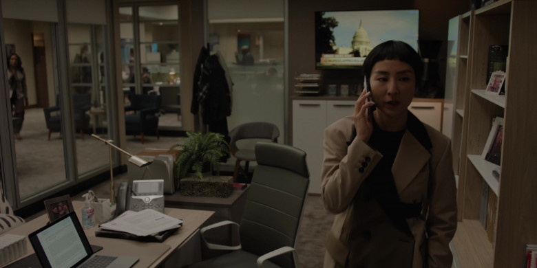 PURELL Hand Sanitizer and Cisco Phone in The Morning Show S03E10 "The Overview Effect" (2023) - 428553