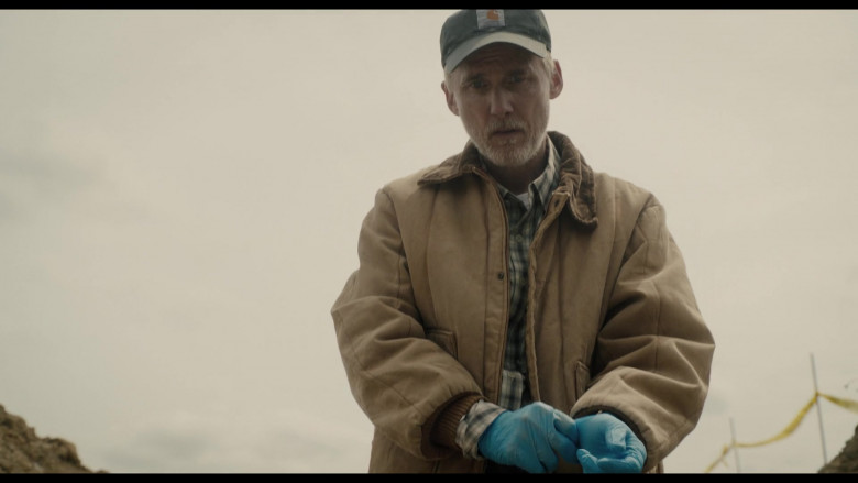 Carhartt Cap in A Murder at the End of the World S01E02 "Chapter 2: The Silver Doe" (2023) - 430512