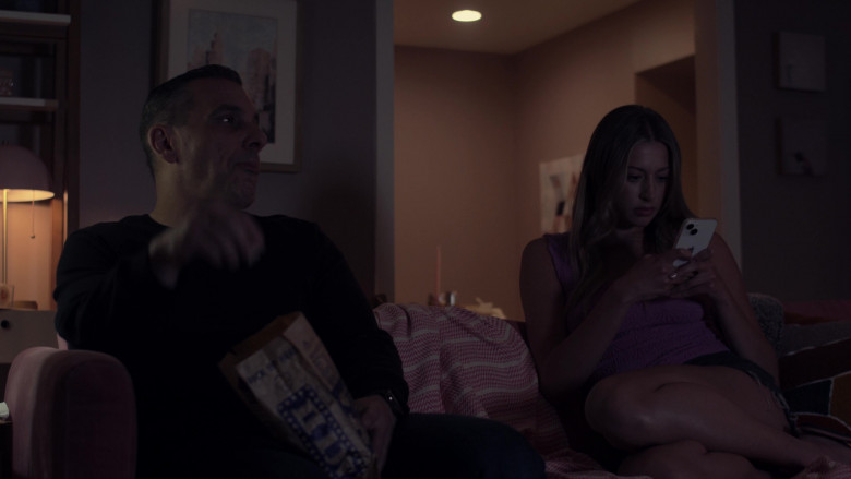 ACT II Popcorn and Apple iPhone in Bookie S01E08 "A Square Job in a Round Hole" (2023) - 449324