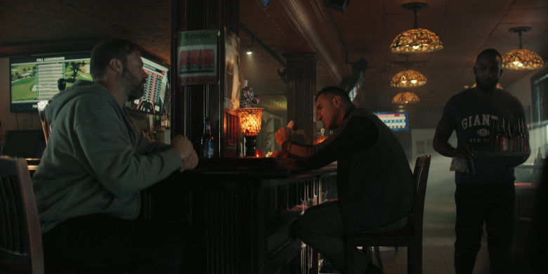 Bud Light and Budweiser Beer in Reacher S02E02 "Picture Says a Thousand Words" (2023) - 447830
