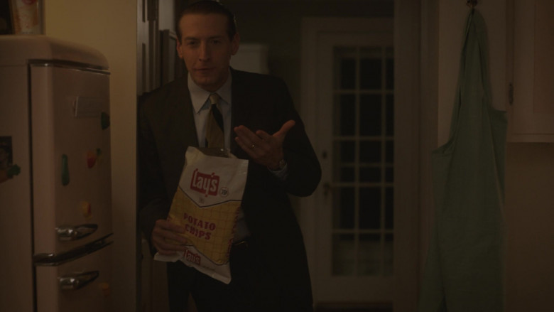 Lay's Potato Chips in Julia S02E08 "Lobster Américaine" (2023) - 449450
