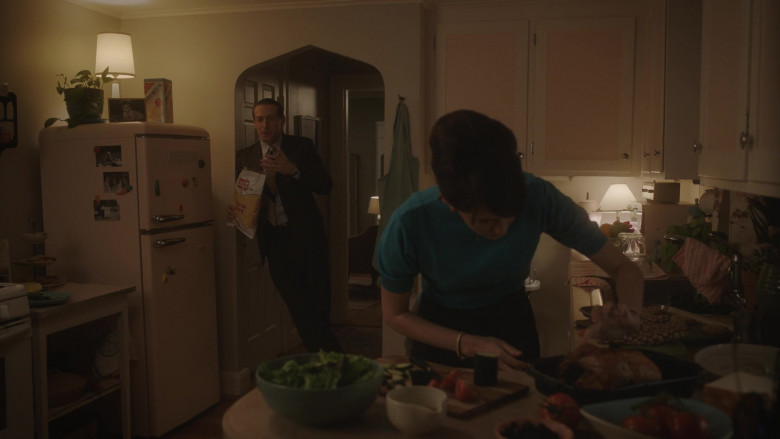 Nabisco Premium Original Saltine Crackers and Lay's Chips in Julia S02E08 "Lobster Américaine" (2023) - 449467