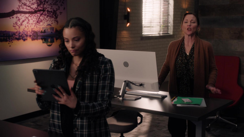 Apple iPad Tablet in Found S01E11 "Missing While Interracial" (2023) - 445780