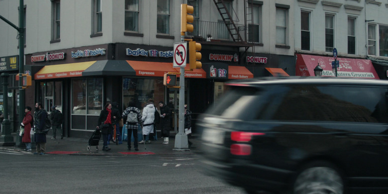 Western Union, Baskin-Robbins, Dunkin' Donuts in Reacher S02E02 "Picture Says a Thousand Words" (2023) - 447970