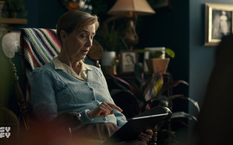 Apple iPad Tablet in SurrealEstate S02E10 "Letting Go" (2023)