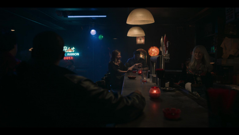 Pabst Blue Ribbon and Budweiser Beer Sign in Power Book III: Raising Kanan S03E03 "Uninvited Guests" (2023) - 448498