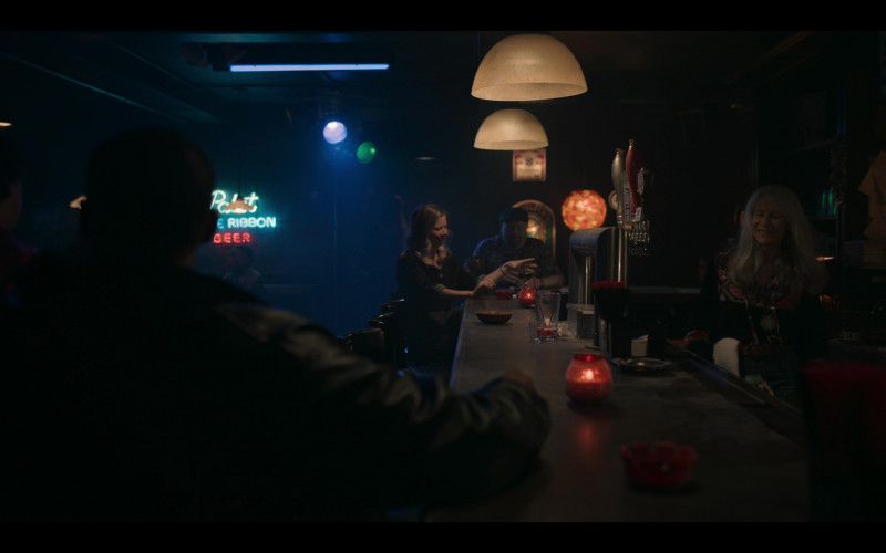 Pabst Blue Ribbon and Budweiser Beer Sign in Power Book III: Raising Kanan S03E03 "Uninvited Guests" (2023)