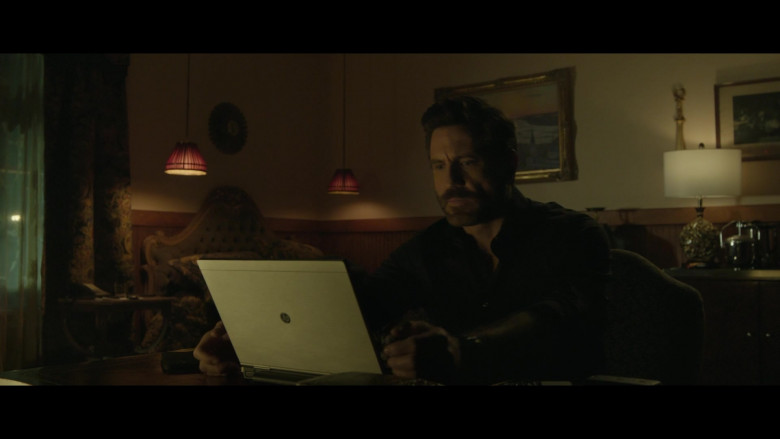 HP Laptop in Dr. Death S02E08 "Surgeons, Bachelors and Butchers" (2023) - 449868