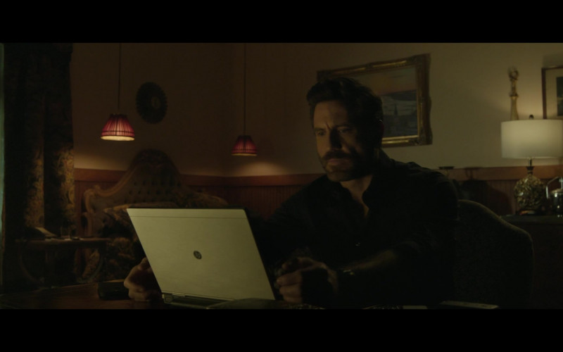 HP Laptop in Dr. Death S02E08 "Surgeons, Bachelors and Butchers" (2023)