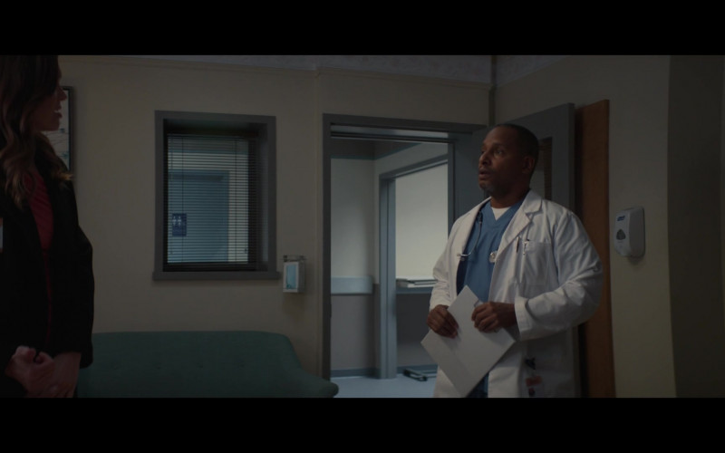 Purell Hand Sanitizer Dispenser in Dr. Death S02E01 "Like Magic" (2023)