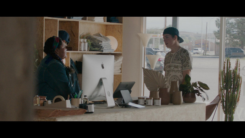 Apple iMac and Square POS in The Curse S01E08 "Down and Dirty" (2023) - 451037