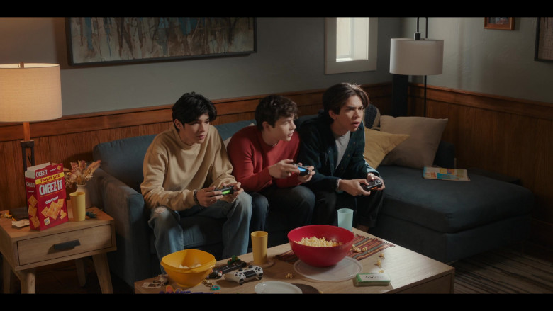 Cheez-It Original Crackers and Sony PlayStation Controllers in My Life with the Walter Boys S01E07 "Small Town Rumors" (2023) - 444535