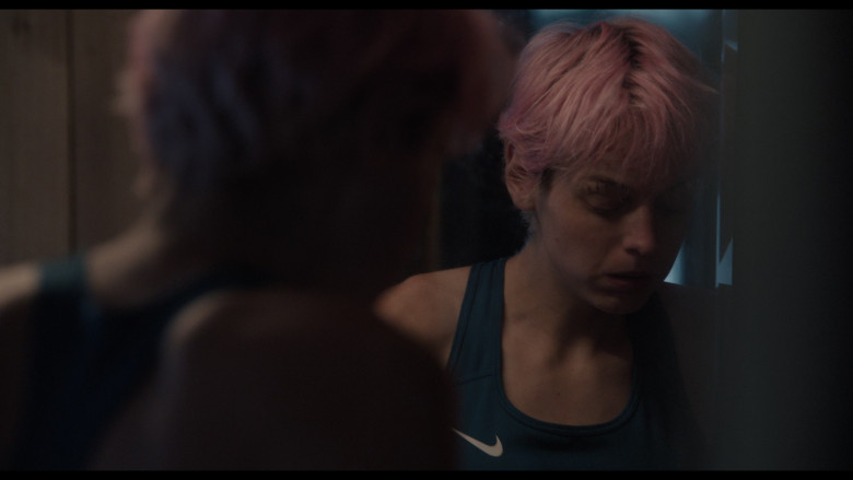 Nike Sports Bra of Emma Corrin as Darby Hart in A Murder at the End of the World S01E05 "Chapter 5: Crypt" (2023) - 441473