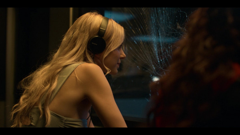 Sony Headphones in Obliterated S01E06 "From Vegas with Love" (2023) - 439394