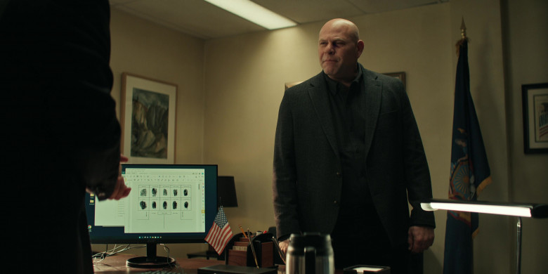Acer Monitor and Microsoft Windows 11 OS in Reacher S02E04 "A Night at the Symphony" (2023) - 450235