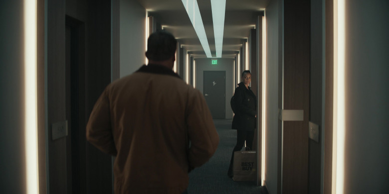 Best Buy Consumer Electronics Company Paper Bag in Reacher S02E01 "New York's Finest" (2023) - 447470