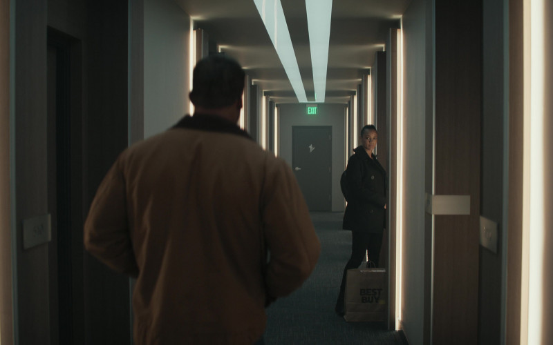 Best Buy Consumer Electronics Company Paper Bag in Reacher S02E01 "New York's Finest" (2023)