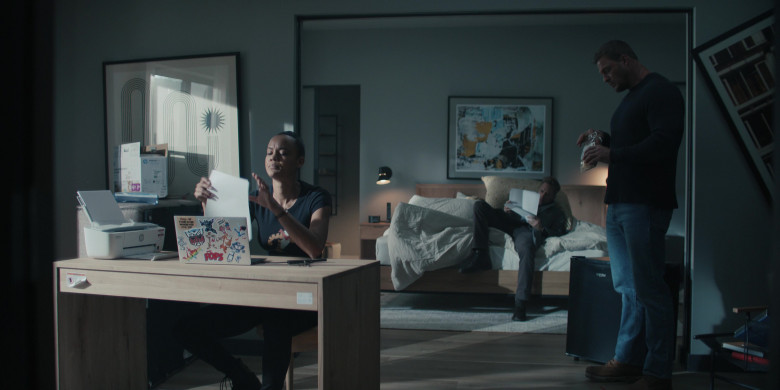 HP Printer and Kellogg's Cereal Stickers in Reacher S02E01 "New York's Finest" (2023) - 447675