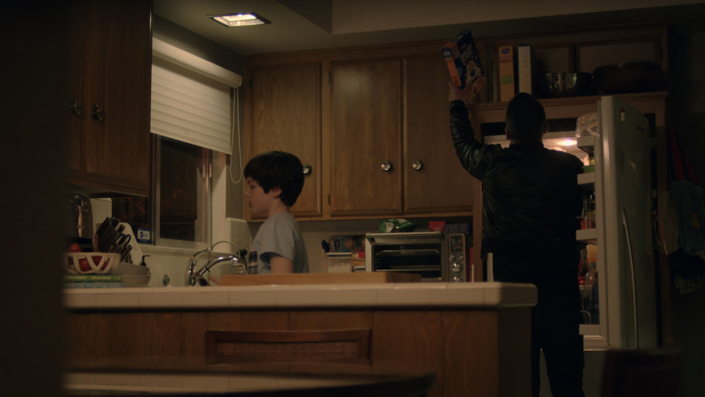 ADT Home Security Sticker, Tate's Bakeshop Cookies, Kellogg's Frosted Flakes in Bookie S01E02 "Making Lemonade" (2023) - 439915