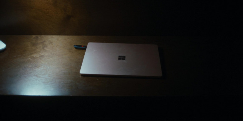 Microsoft Surface Laptop in Terror Lake Drive S03E07 "Last Will Be First" (2023) - 451030