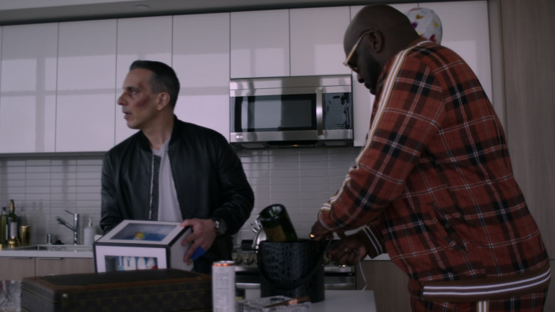 LG Microwave Oven in Bookie S01E02 "Making Lemonade" (2023) - 439964
