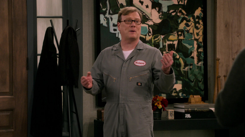 Dickies Workwear in Frasier S01E09 "The Fix Is In" (2023) - 441090