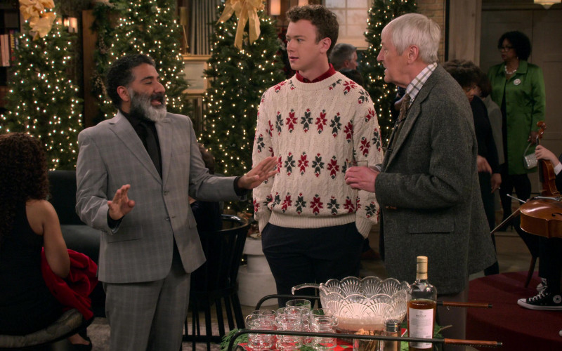 The Macallan Whisky and Converse Shoes in Frasier S01E10 "Reindeer Games" (2023)