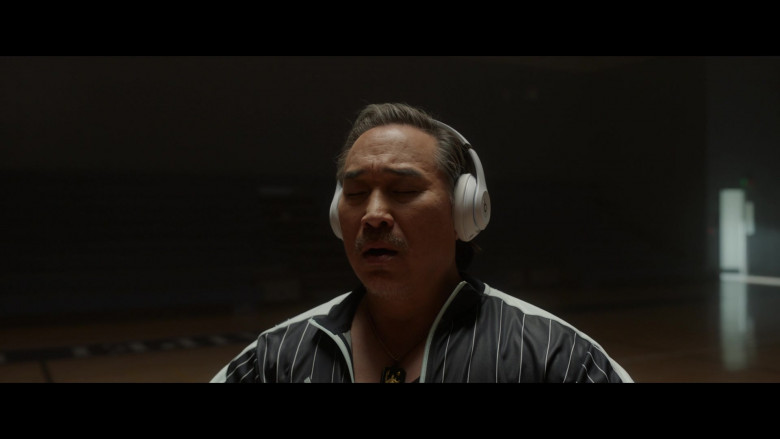 Beats White Wireless Headphones in The Brothers Sun S01E07 "Gymkata" (2024) - 452608