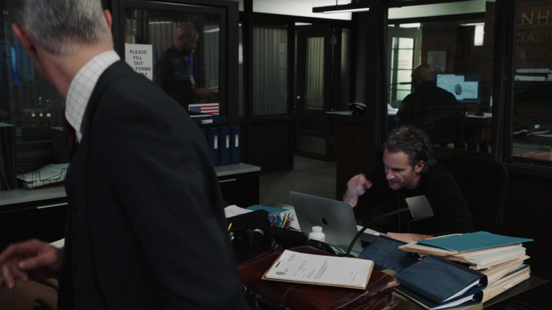 Apple MacBook Laptops in Law & Order: Special Victims Unit S25E01 "Tunnel Blind" (2024) - 458080